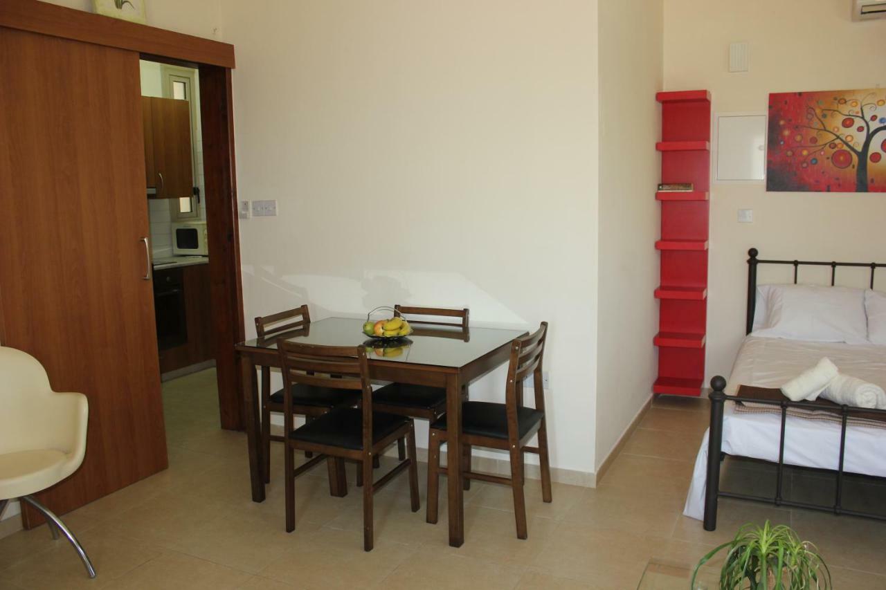 Kerynia Apartments Пафос Екстериор снимка