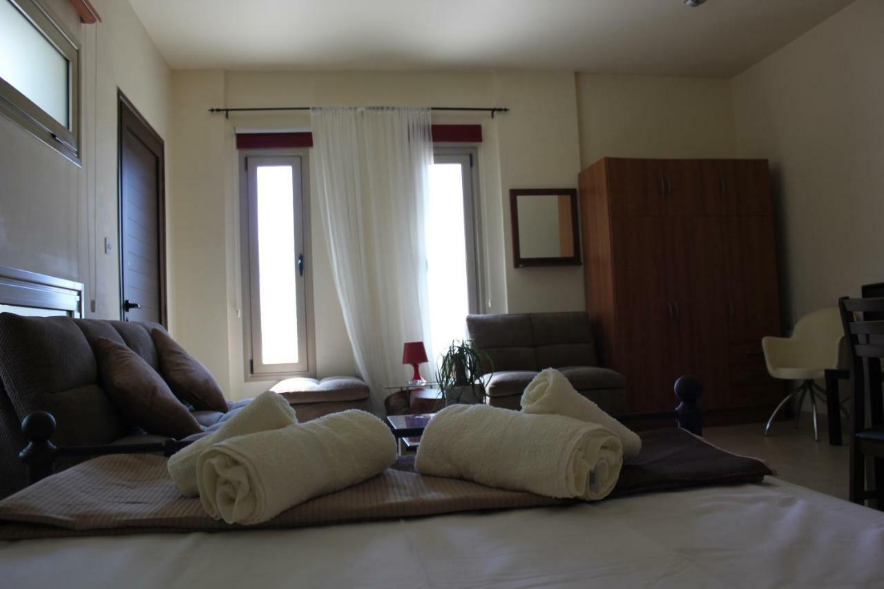 Kerynia Apartments Пафос Екстериор снимка
