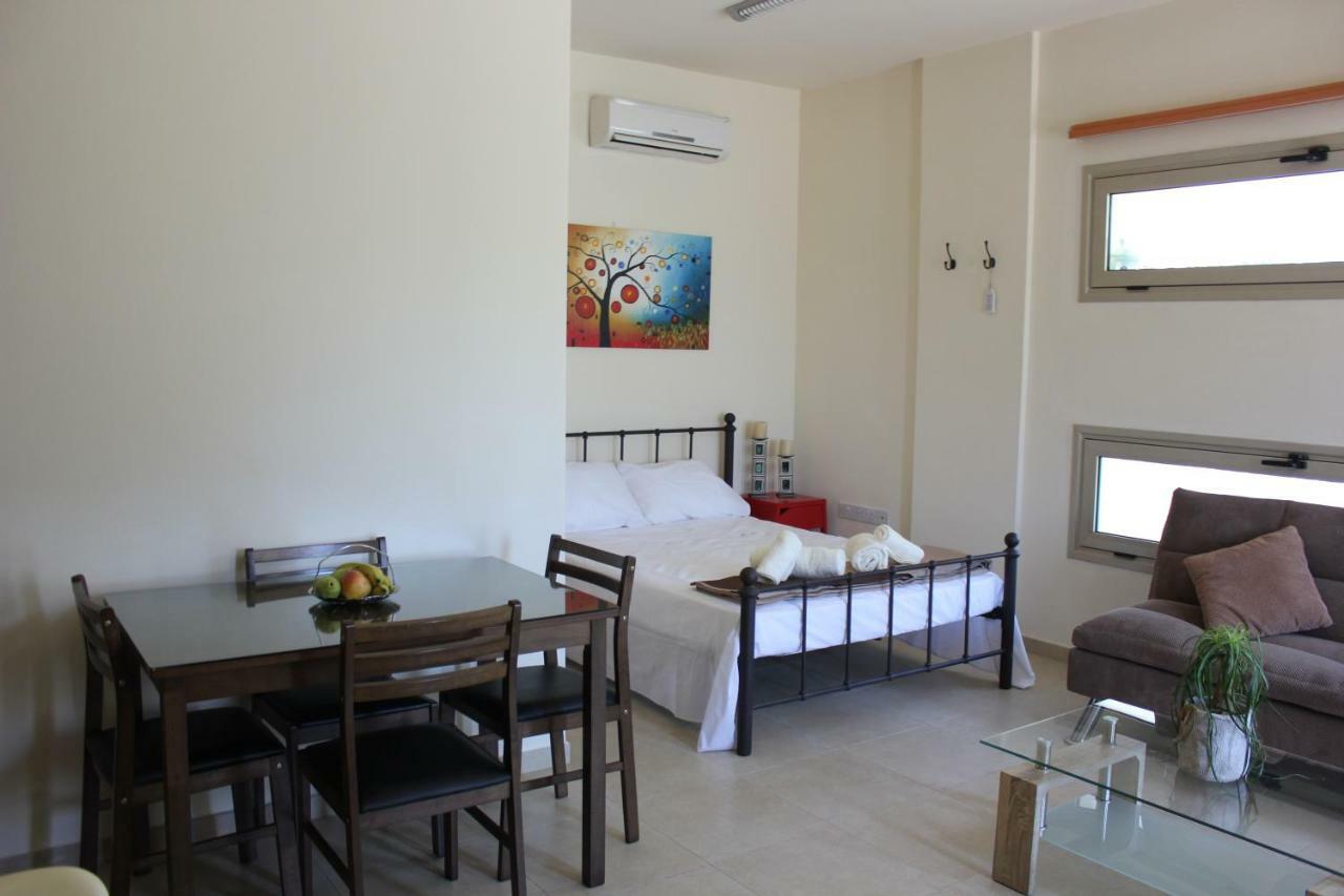 Kerynia Apartments Пафос Екстериор снимка