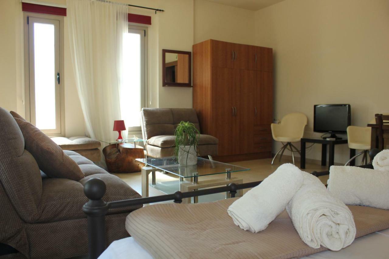Kerynia Apartments Пафос Екстериор снимка